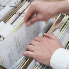 Чи може роботодавець затримати розрахунок, якщо працівник не підписав «обхідний лист»