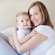 Чи зараховується до стажу матері період догляду за дитиною якщо допомогу отримує батько