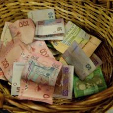 Індексацію та низку доплат пропонують виплачувати понад розмір мінзарплати