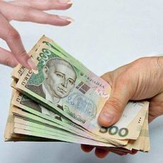 Обмеження до 50 тисяч гривень при готівкових розрахунках поширюється і на виплату працівникам заробітної плати